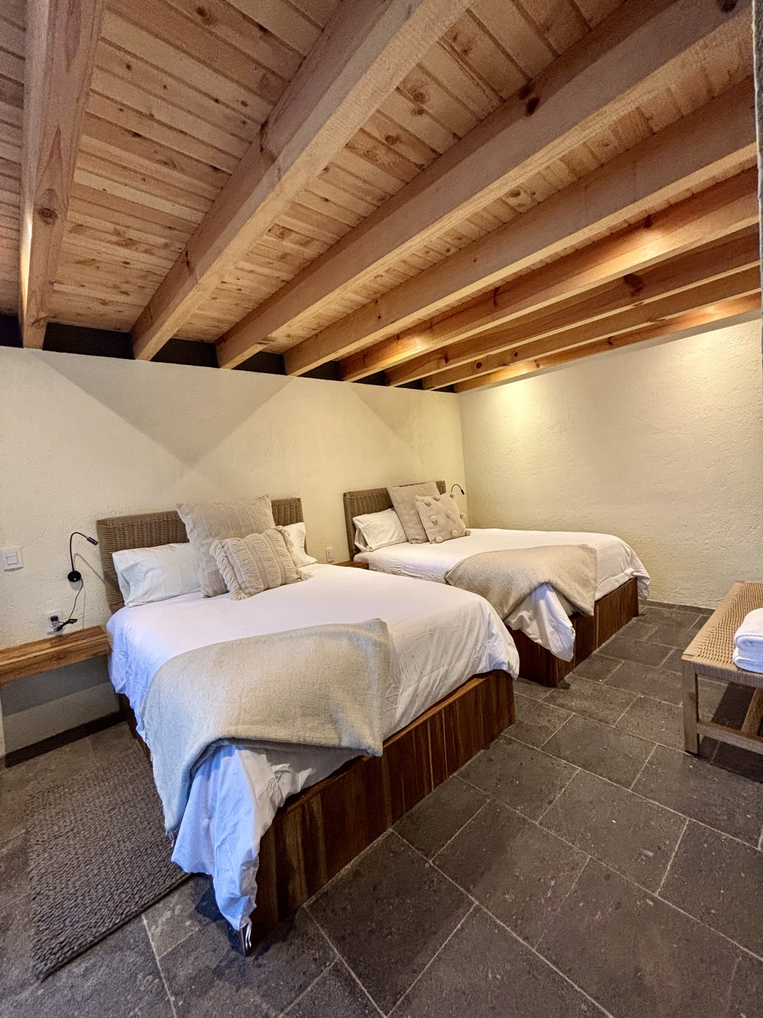 Recámara con cama king y vigas de madera
